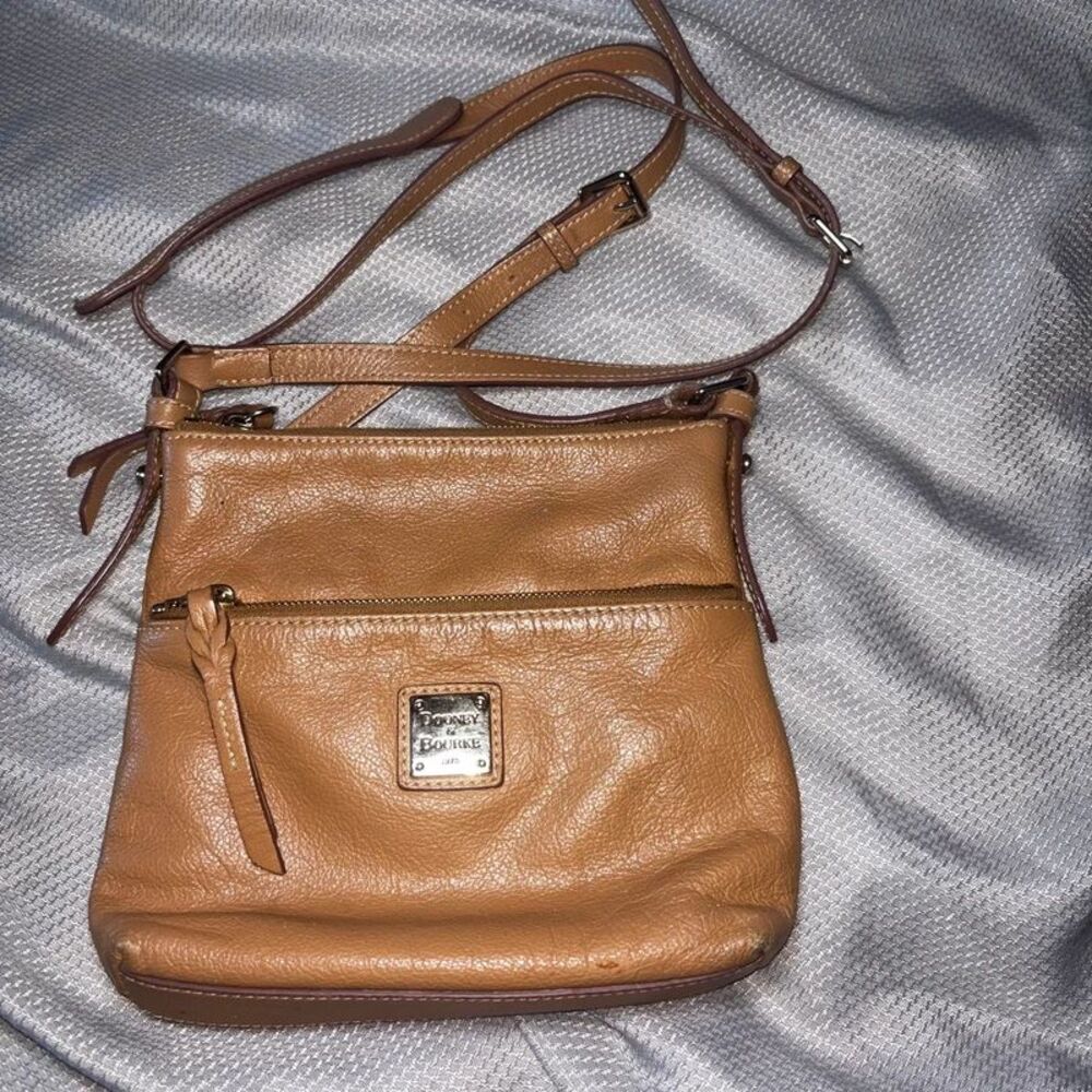 Vintage Y2K era Dooney and Bourke Tan leather small crossbody/shoulder bag